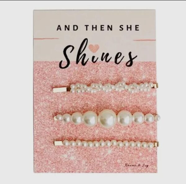 Elegant pearl hair accessories display